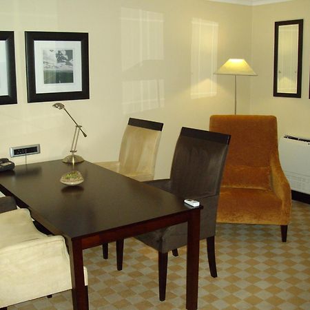 Southern Sun Or Tambo International Airport Kempton Park Exterior photo A room in a modern hotel
