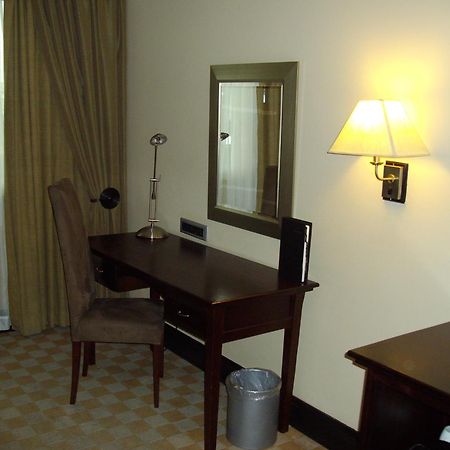 Southern Sun Or Tambo International Airport Kempton Park Exterior photo A desk in a hotel room