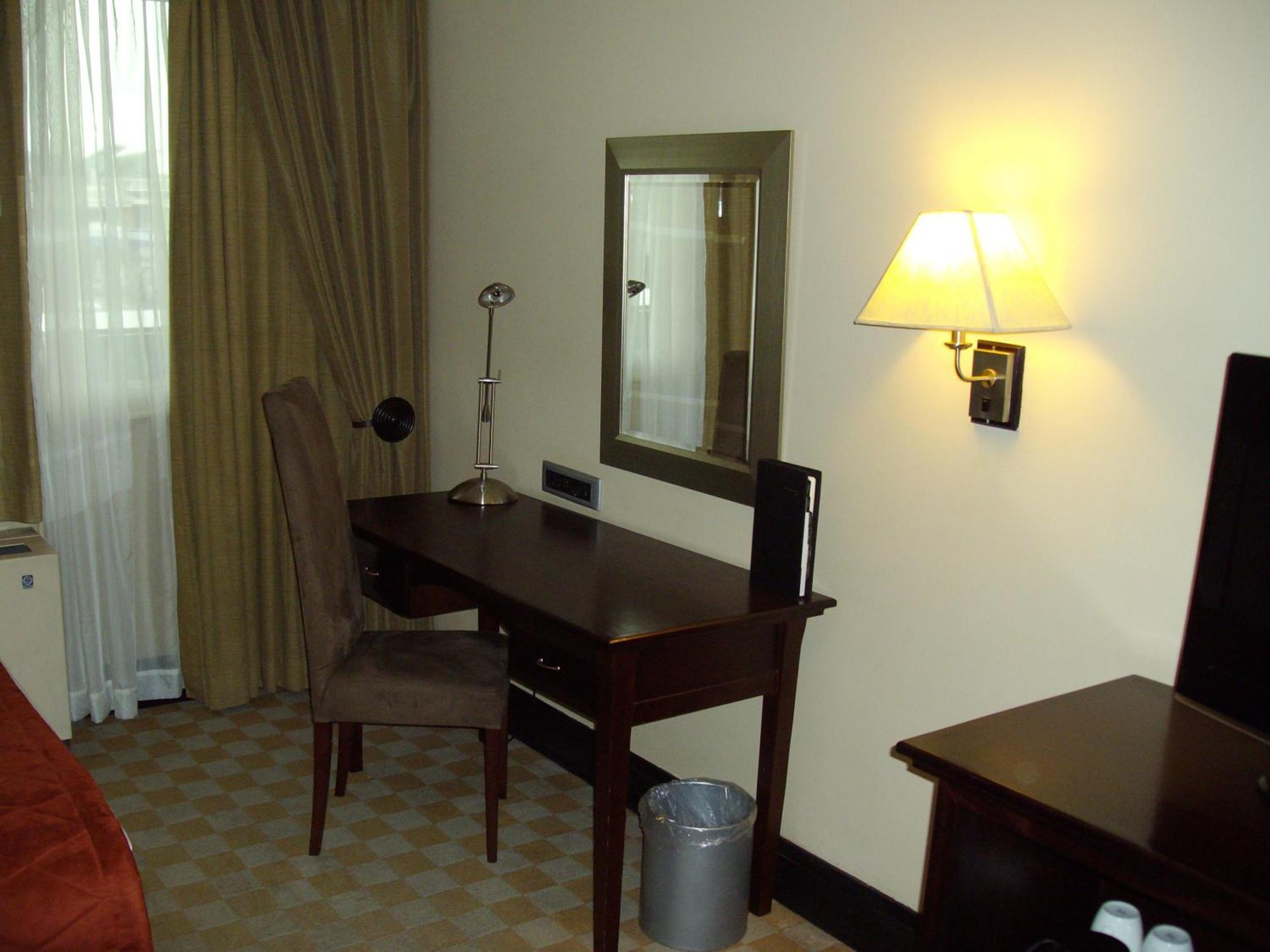 Southern Sun Or Tambo International Airport Kempton Park Exterior photo A desk in a hotel room