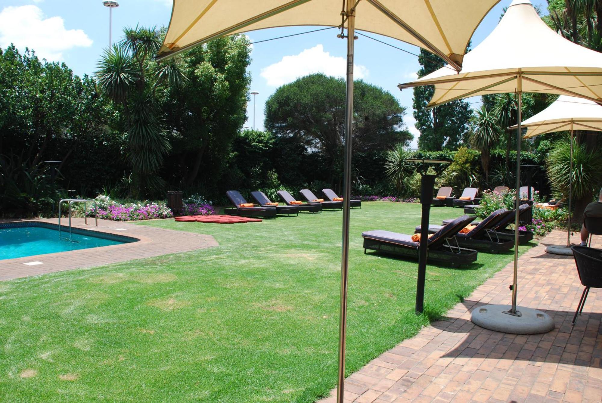 Southern Sun Or Tambo International Airport Kempton Park Exterior photo The garden at the hotel