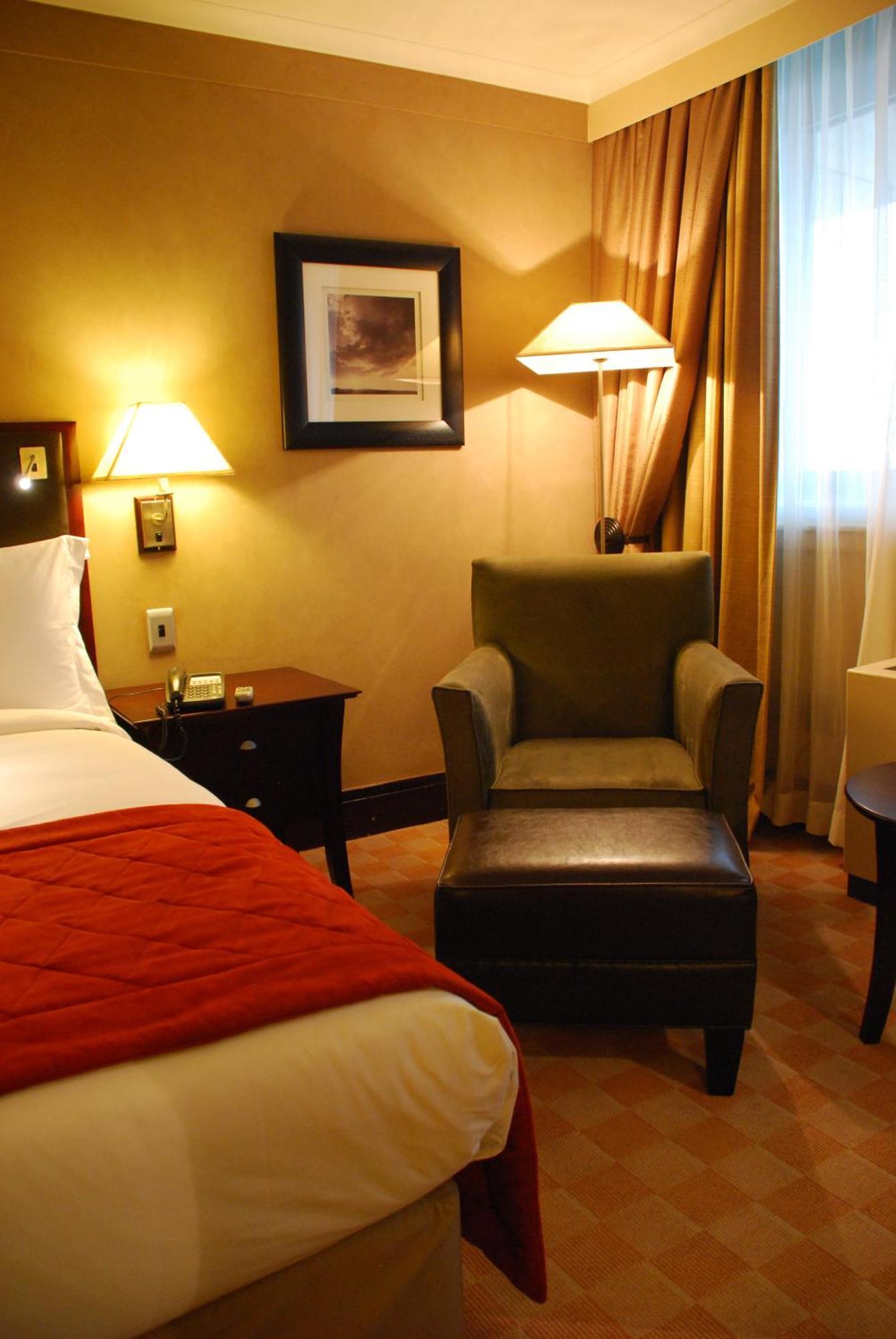 Southern Sun Or Tambo International Airport Kempton Park Exterior photo A room at a hotel